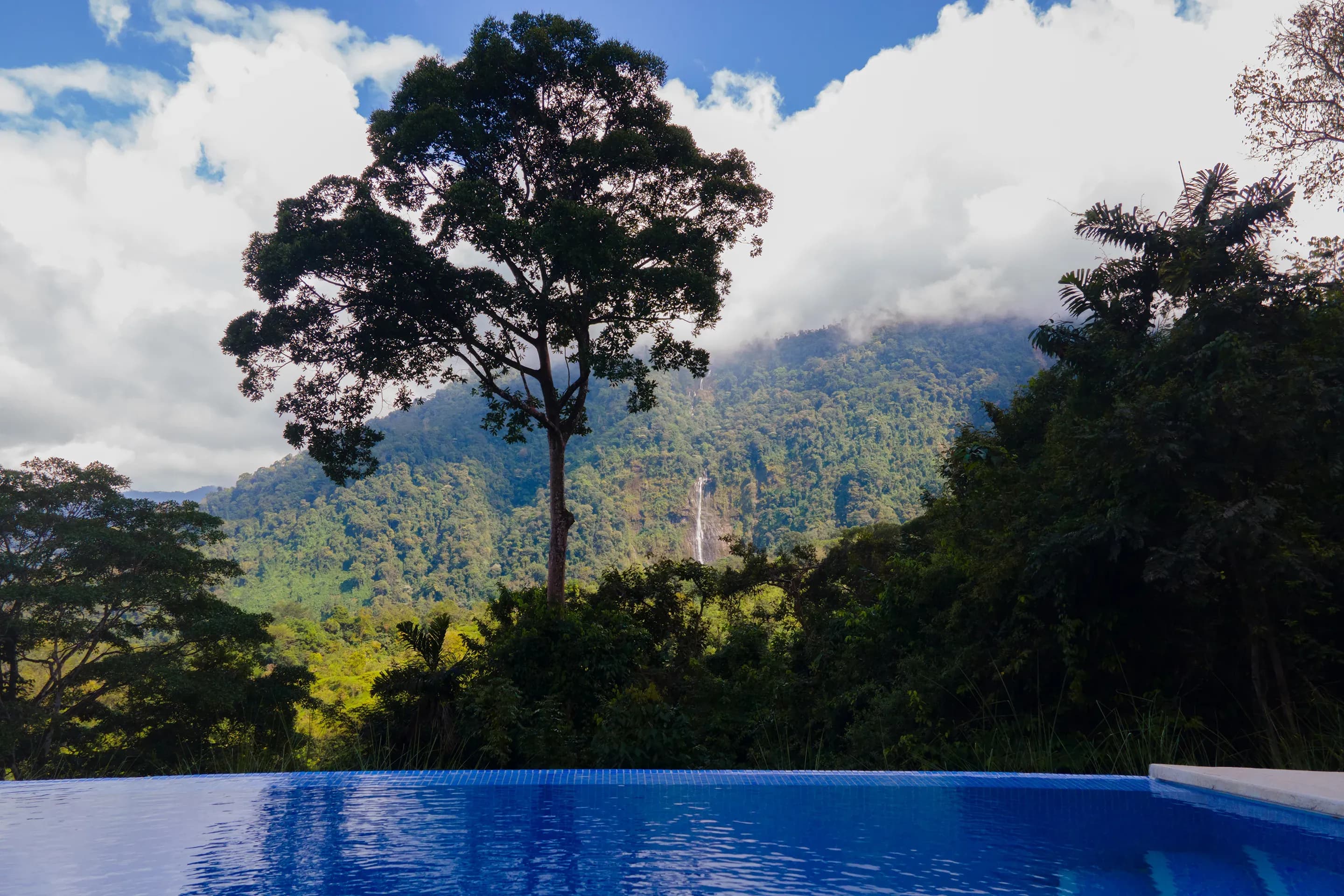 Infinity pool with view of nature and Diamante Waterfalls.