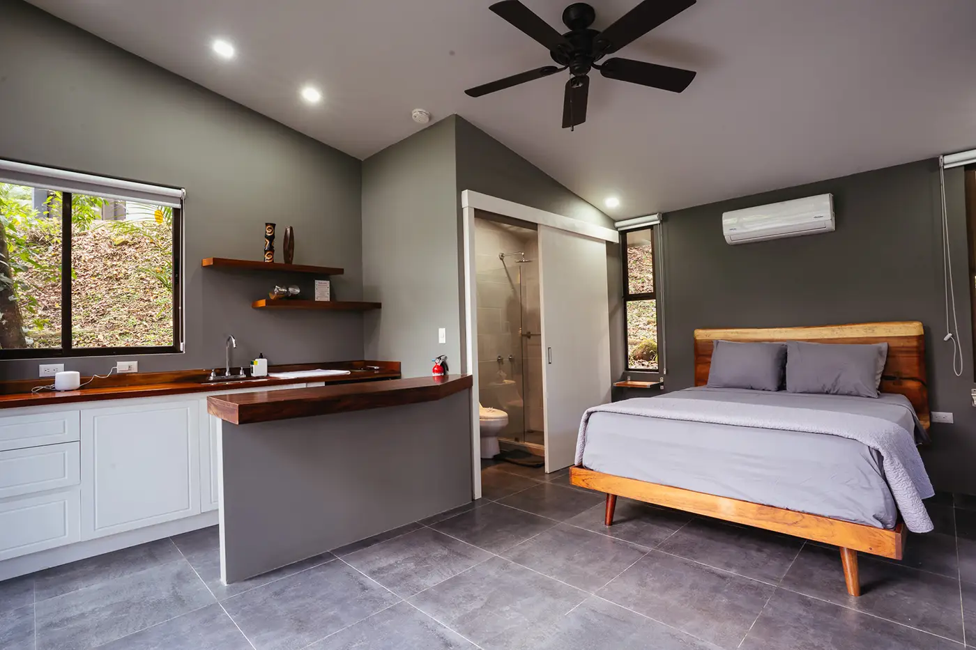 Modern bedroom with a kitchenette at Vajra Jahra, offering a comfortable stay at the Wellness Retreat Center in Costa Rica.