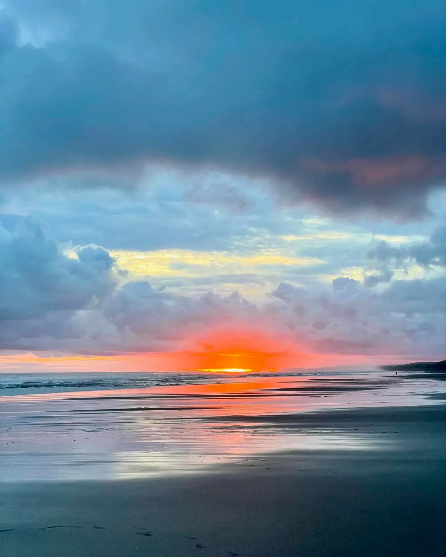 Radiant sunset colors illuminate the calm tide near the Costa Rica Retreat Center, mirroring the tranquil experience of Vajra Jahra.